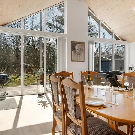 Lovely With Wilderness Bath, Near The Water *